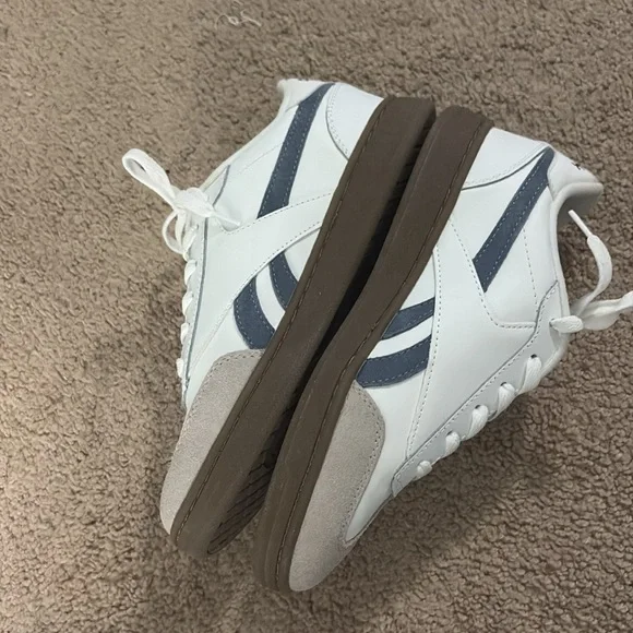 Reebok Women’s White and Gray Sneakers with Brown Sole and blue logo stripe - Picture 3 of 5